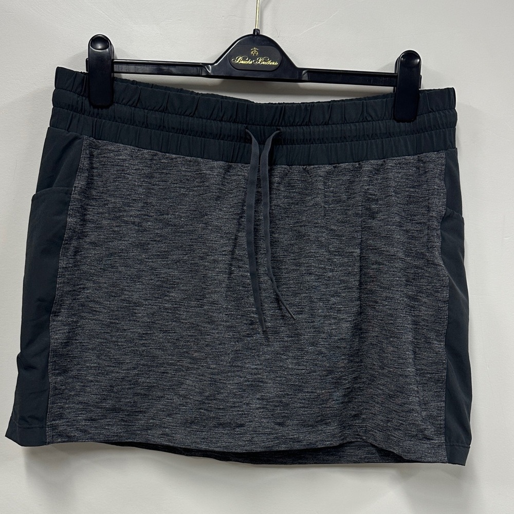 Athleta Women's Gray Mini Skirt with shorts L